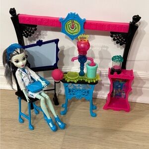 Monster High Skulltimate Science Class Playset And Frankie Stein Doll